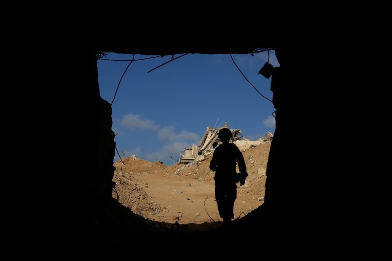 Seorang tentara Israel berdiri di pintu masuk terowongan menuju Mesir di tengah konflik yang sedang berlangsung antara Israel dan kelompok Islam Palestina Hamas di Jalur Gaza, di wilayah Koridor Philadelphi di Gaza selatan, 13 September 2024. (REUTERS/Amir Cohen) Seorang tentara Israel berdiri di pintu masuk terowongan menuju Mesir di tengah konflik yang sedang berlangsung antara Israel dan kelompok Islam Palestina Hamas di Jalur Gaza, di wilayah Koridor Philadelphi di Gaza selatan, 13 September 2024. (REUTERS/Amir Cohen)