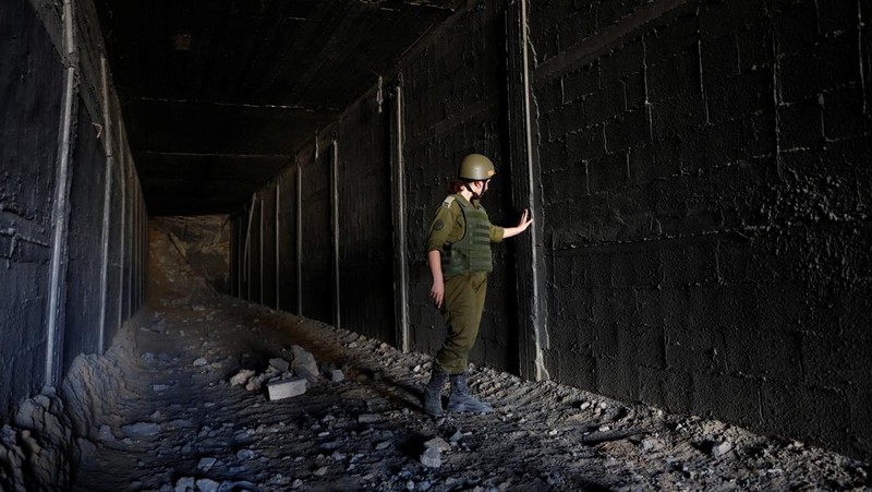 Seorang tentara Israel berdiri di pintu masuk terowongan menuju Mesir di tengah konflik yang sedang berlangsung antara Israel dan kelompok Islam Palestina Hamas di Jalur Gaza, di wilayah Koridor Philadelphi di Gaza selatan, 13 September 2024. (REUTERS/Amir Cohen)