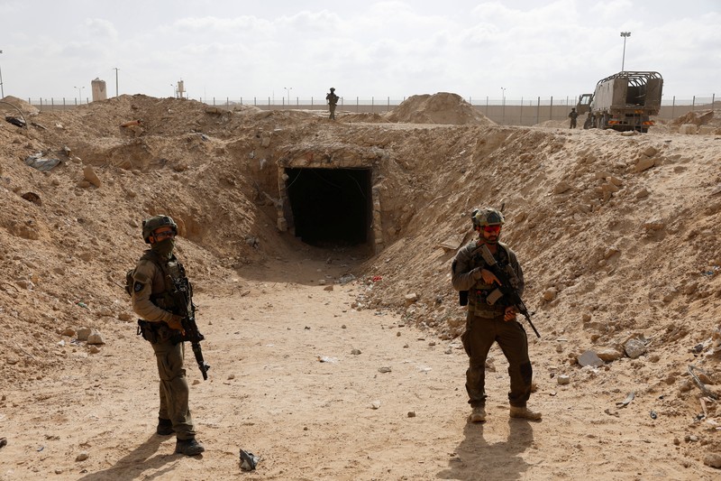 Seorang tentara Israel berdiri di pintu masuk terowongan menuju Mesir di tengah konflik yang sedang berlangsung antara Israel dan kelompok Islam Palestina Hamas di Jalur Gaza, di wilayah Koridor Philadelphi di Gaza selatan, 13 September 2024. (REUTERS/Amir Cohen) Seorang tentara Israel berdiri di pintu masuk terowongan menuju Mesir di tengah konflik yang sedang berlangsung antara Israel dan kelompok Islam Palestina Hamas di Jalur Gaza, di wilayah Koridor Philadelphi di Gaza selatan, 13 September 2024. (REUTERS/Amir Cohen)
