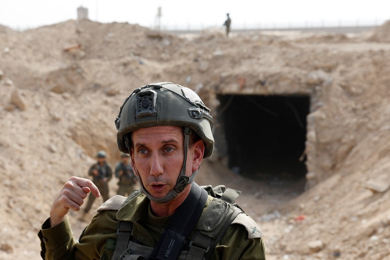 Seorang tentara Israel berdiri di pintu masuk terowongan menuju Mesir di tengah konflik yang sedang berlangsung antara Israel dan kelompok Islam Palestina Hamas di Jalur Gaza, di wilayah Koridor Philadelphi di Gaza selatan, 13 September 2024. (REUTERS/Amir Cohen) Seorang tentara Israel berdiri di pintu masuk terowongan menuju Mesir di tengah konflik yang sedang berlangsung antara Israel dan kelompok Islam Palestina Hamas di Jalur Gaza, di wilayah Koridor Philadelphi di Gaza selatan, 13 September 2024. (REUTERS/Amir Cohen)
