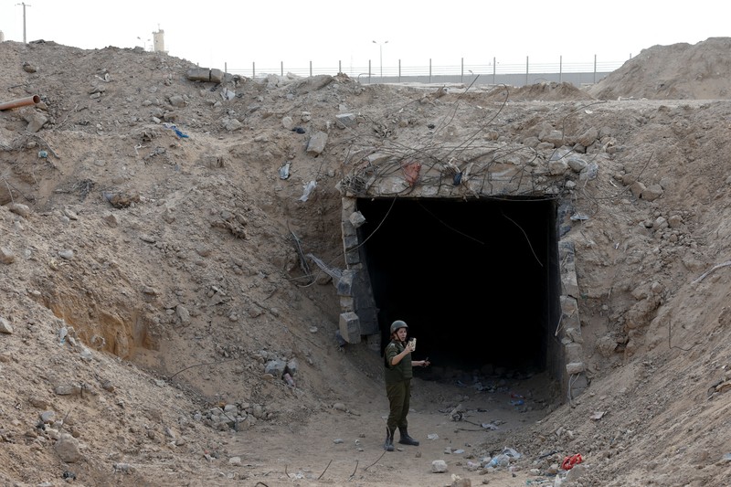 Seorang tentara Israel berdiri di pintu masuk terowongan menuju Mesir di tengah konflik yang sedang berlangsung antara Israel dan kelompok Islam Palestina Hamas di Jalur Gaza, di wilayah Koridor Philadelphi di Gaza selatan, 13 September 2024. (REUTERS/Amir Cohen) Seorang tentara Israel berdiri di pintu masuk terowongan menuju Mesir di tengah konflik yang sedang berlangsung antara Israel dan kelompok Islam Palestina Hamas di Jalur Gaza, di wilayah Koridor Philadelphi di Gaza selatan, 13 September 2024. (REUTERS/Amir Cohen)