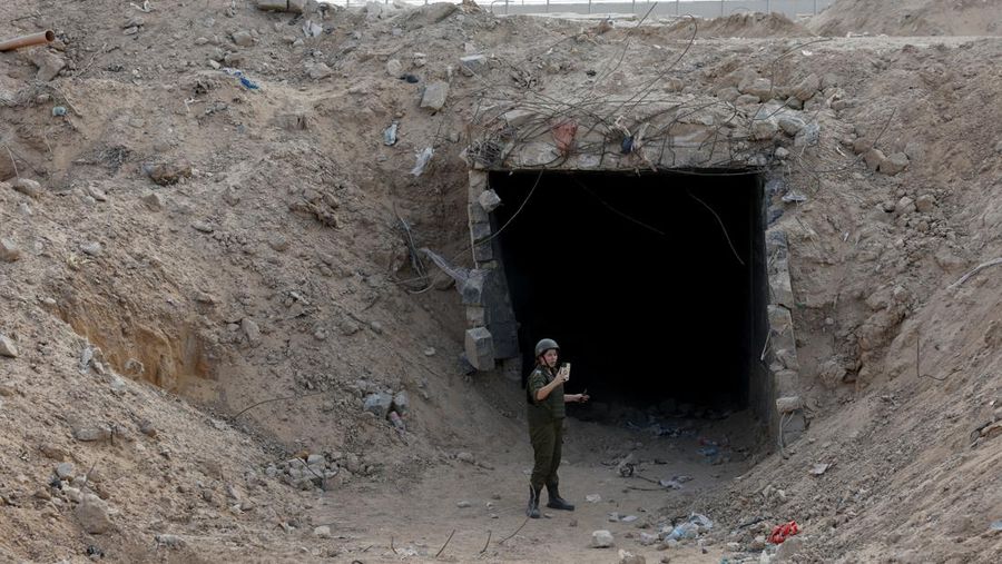 Seorang tentara Israel berdiri di pintu masuk terowongan menuju Mesir di tengah konflik yang sedang berlangsung antara Israel dan kelompok Islam Palestina Hamas di Jalur Gaza, di wilayah Koridor Philadelphi di Gaza selatan, 13 September 2024. (REUTERS/Amir Cohen)