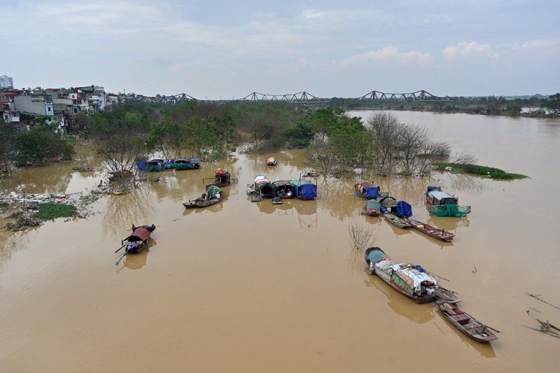 Warga dibantu melewati banjir oleh personel militer di Pyinmana di wilayah Naypyidaw, Myanmar, pada 13 September 2024, menyusul hujan lebat setelah Topan Yagi. (AFP/SAI AUNG MAIN)