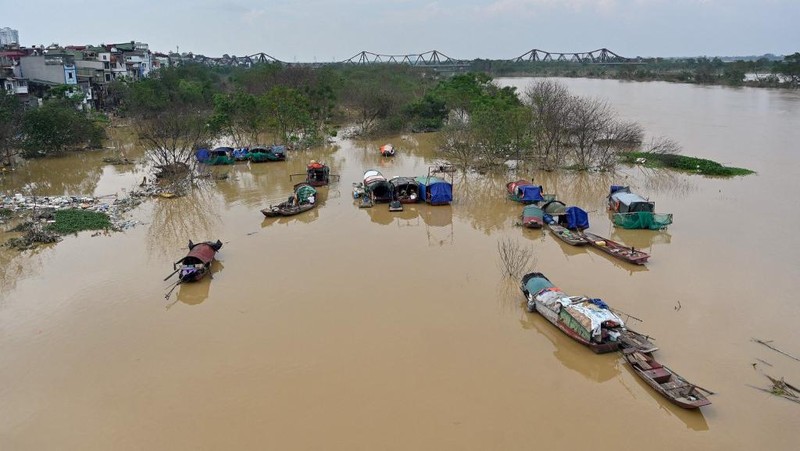 Warga dibantu melewati banjir oleh personel militer di Pyinmana di wilayah Naypyidaw, Myanmar, pada 13 September 2024, menyusul hujan lebat setelah Topan Yagi. (AFP/SAI AUNG MAIN)