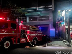 Petugas Damkar Berjibaku Cari Titik Asap di RS Murni Teguh