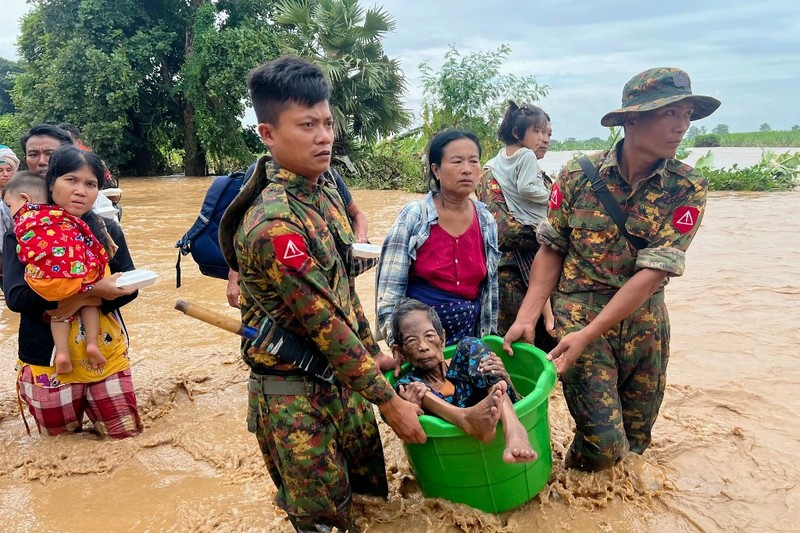 Warga dibantu melewati banjir oleh personel militer di Pyinmana di wilayah Naypyidaw, Myanmar, pada 13 September 2024, menyusul hujan lebat setelah Topan Yagi. (AFP/SAI AUNG MAIN) Warga dibantu melewati banjir oleh personel militer di Pyinmana di wilayah Naypyidaw, Myanmar, pada 13 September 2024, menyusul hujan lebat setelah Topan Yagi. (AFP/SAI AUNG MAIN)