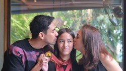 Keren! Putri Donna Agnesia dan Darius Sabet Emas World Scholars Cup di Bangkok