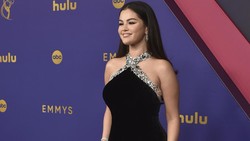 Gaya Glamor Selena Gomez di Emmys 2024, Picu Rumor Tunangan
