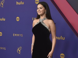 Gaya Glamor Selena Gomez di Emmys 2024, Picu Rumor Tunangan