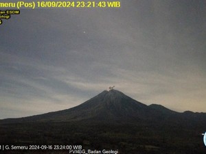 Gunung Semeru Erupsi Muntahkan Kolom Abu Setinggi 500 Meter