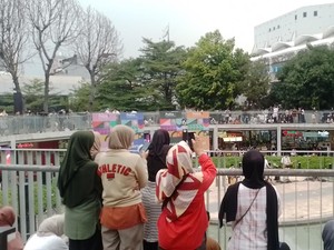 Video: Gaya Outfit Gen Z Nongkrong di Taman Literasi Blok M