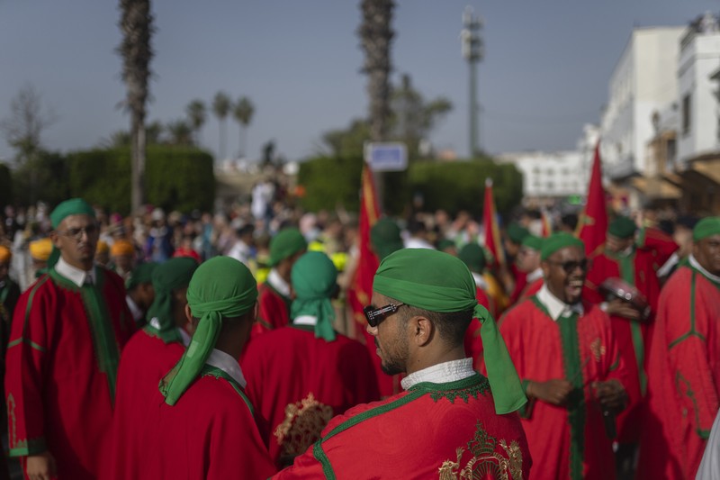 Umat ​​Muslim Sufi Mesir melantunkan zikir dalam prosesi untuk memperingati Maulid Nabi Muhammad di distrik Al-Hussein dan Al-Azhar di Kairo, Mesir, 15 September 2024. (REUTERS/Amr Abdallah Dalsh)