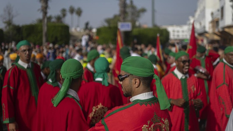 Umat ​​Muslim Sufi Mesir melantunkan zikir dalam prosesi untuk memperingati Maulid Nabi Muhammad di distrik Al-Hussein dan Al-Azhar di Kairo, Mesir, 15 September 2024. (REUTERS/Amr Abdallah Dalsh)