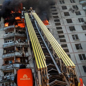 Putin Menggila, Detik-Detik Rudal Rusia Hantam Apartemen Ukraina