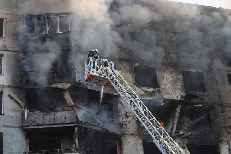 Para petugas SAR Ukraina sedang memadamkan api di gedung apartemen menyusul serangan rudal di Kharkiv di tengah invasi Rusia ke Ukraina, Minggu, 15 September 2024. (AP Photo/Andrii Marienko)