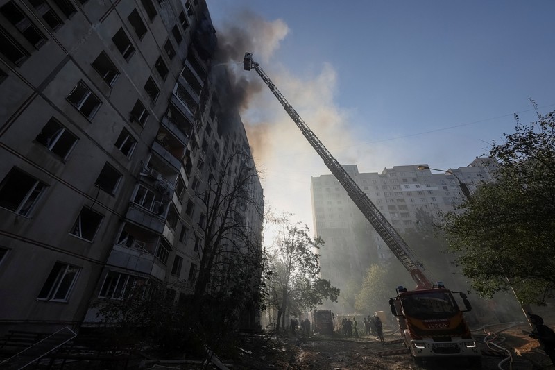 Para petugas SAR Ukraina sedang memadamkan api di gedung apartemen menyusul serangan rudal di Kharkiv di tengah invasi Rusia ke Ukraina, Minggu, 15 September 2024. (AP Photo/Andrii Marienko)