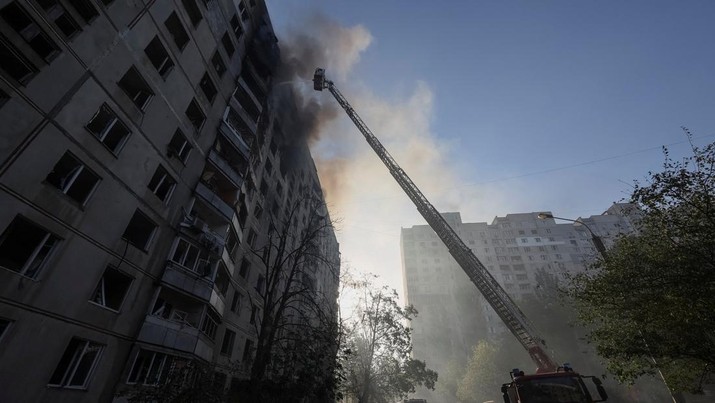 Para petugas SAR Ukraina sedang memadamkan api di gedung apartemen menyusul serangan rudal di Kharkiv di tengah invasi Rusia ke Ukraina, Minggu, 15 September 2024. (REUTERS/Vyacheslav Madiyevskyy)