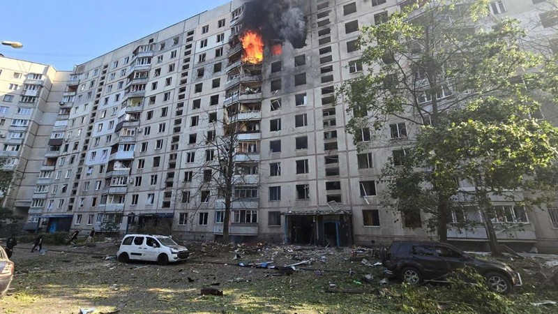 Para petugas SAR Ukraina sedang memadamkan api di gedung apartemen menyusul serangan rudal di Kharkiv di tengah invasi Rusia ke Ukraina, Minggu, 15 September 2024. (AP Photo/Andrii Marienko)