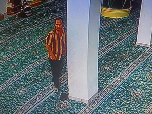 Maling Terekam CCTV Salat di Masjid Lalu Curi Dompet-HP Jemaah