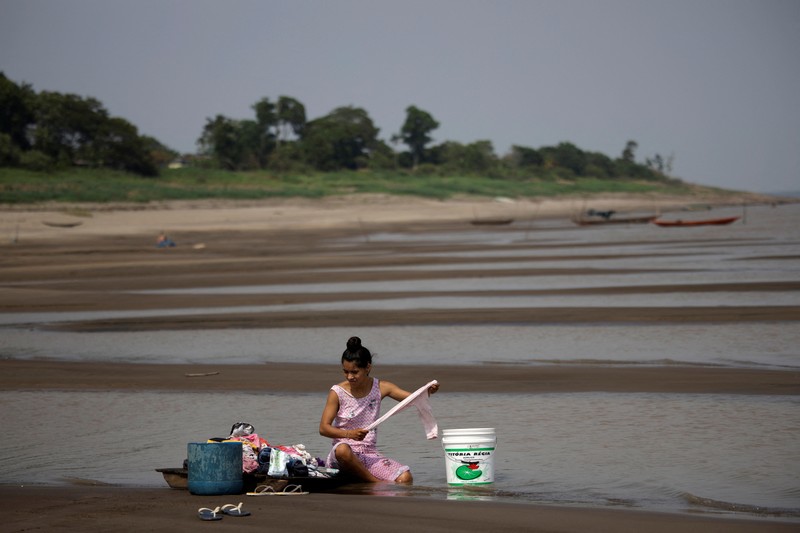 Permukaan air di sungai-sungai yang mengalir melalui hutan hujan Amazon yang luas telah menurun, setelah kekeringan yang memecahkan rekor diikuti oleh berkurangnya hujan. (REUTERS/Bruno Kelly) Permukaan air di sungai-sungai yang mengalir melalui hutan hujan Amazon yang luas telah menurun, setelah kekeringan yang memecahkan rekor diikuti oleh berkurangnya hujan. (REUTERS/Bruno Kelly)