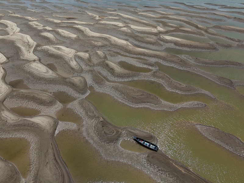 Permukaan air di sungai-sungai yang mengalir melalui hutan hujan Amazon yang luas telah menurun, setelah kekeringan yang memecahkan rekor diikuti oleh berkurangnya hujan. (REUTERS/Bruno Kelly) Permukaan air di sungai-sungai yang mengalir melalui hutan hujan Amazon yang luas telah menurun, setelah kekeringan yang memecahkan rekor diikuti oleh berkurangnya hujan. (REUTERS/Bruno Kelly)