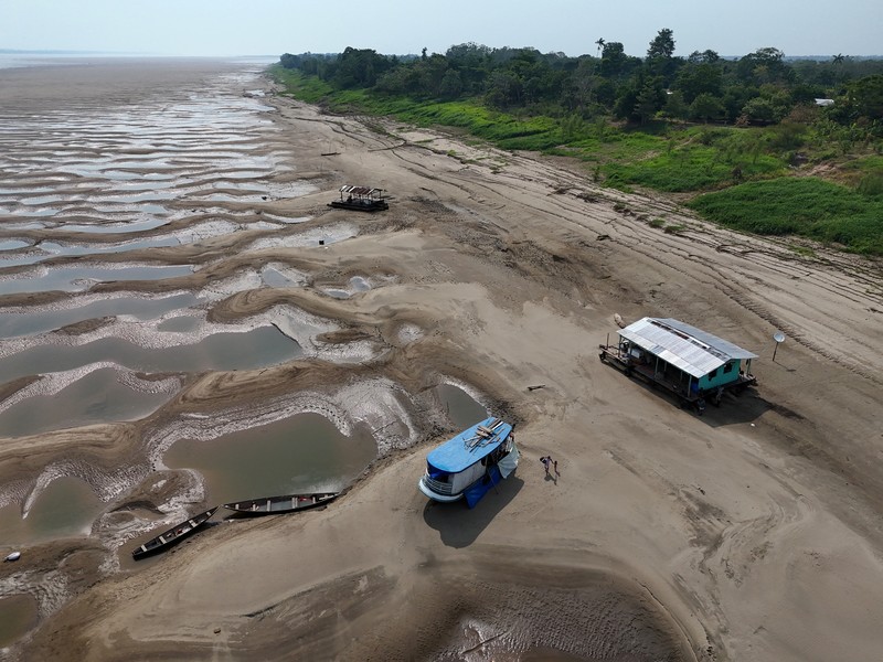 Permukaan air di sungai-sungai yang mengalir melalui hutan hujan Amazon yang luas telah menurun, setelah kekeringan yang memecahkan rekor diikuti oleh berkurangnya hujan. (REUTERS/Bruno Kelly) Permukaan air di sungai-sungai yang mengalir melalui hutan hujan Amazon yang luas telah menurun, setelah kekeringan yang memecahkan rekor diikuti oleh berkurangnya hujan. (REUTERS/Bruno Kelly)