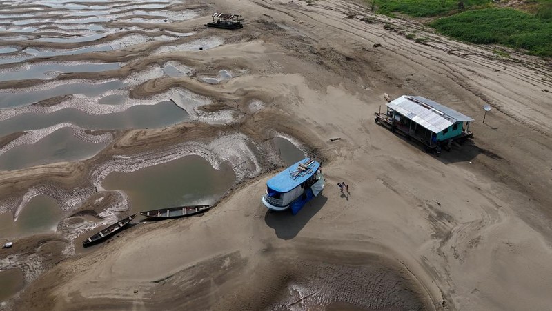 Permukaan air di sungai-sungai yang mengalir melalui hutan hujan Amazon yang luas telah menurun, setelah kekeringan yang memecahkan rekor diikuti oleh berkurangnya hujan. (REUTERS/Bruno Kelly)