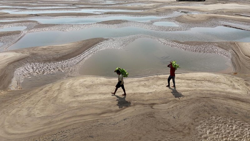 Permukaan air di sungai-sungai yang mengalir melalui hutan hujan Amazon yang luas telah menurun, setelah kekeringan yang memecahkan rekor diikuti oleh berkurangnya hujan. (REUTERS/Bruno Kelly)