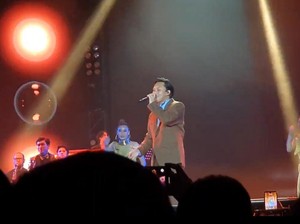 Merdu Rizky Febian Buka Konser Lifetime: Tribute to Chrisye Lewat Serasa