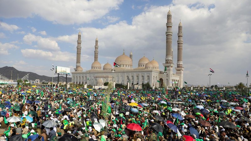 Umat ​​Muslim Sufi Mesir melantunkan zikir dalam prosesi untuk memperingati Maulid Nabi Muhammad di distrik Al-Hussein dan Al-Azhar di Kairo, Mesir, 15 September 2024. (REUTERS/Amr Abdallah Dalsh)