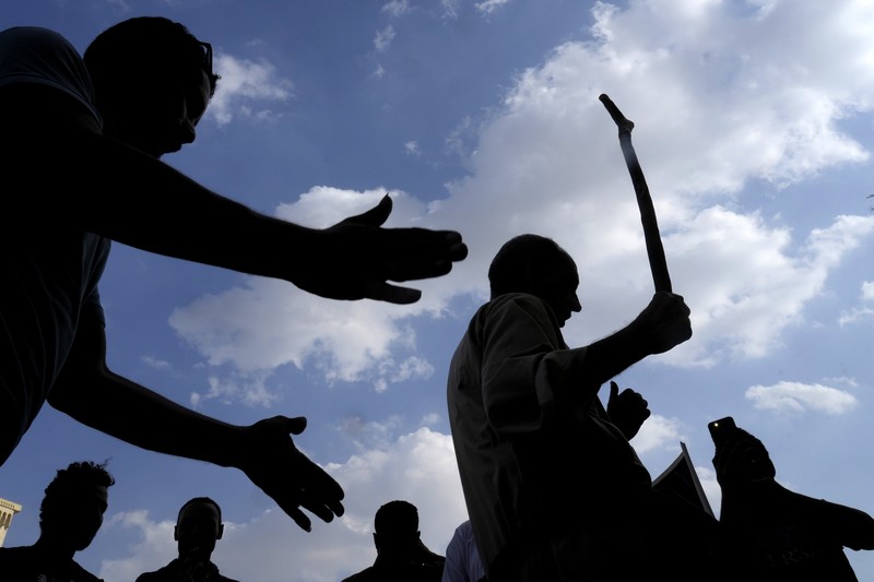 Umat Muslim Sufi Mesir melantunkan zikir dalam prosesi untuk memperingati Maulid Nabi Muhammad di distrik Al-Hussein dan Al-Azhar di Kairo, Mesir, 15 September 2024. (REUTERS/Amr Abdallah Dalsh) Umat Muslim Sufi Mesir melantunkan zikir dalam prosesi untuk memperingati Maulid Nabi Muhammad di distrik Al-Hussein dan Al-Azhar di Kairo, Mesir, 15 September 2024. (REUTERS/Amr Abdallah Dalsh)