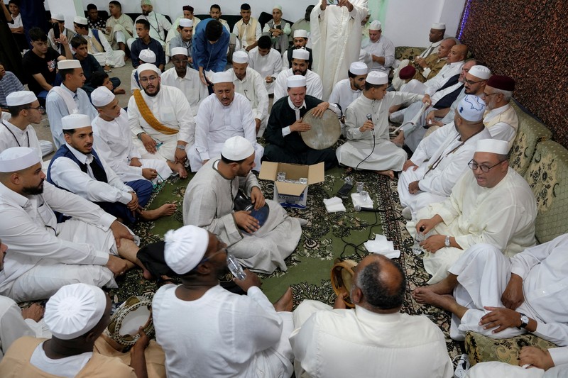 Umat Muslim Sufi Mesir melantunkan zikir dalam prosesi untuk memperingati Maulid Nabi Muhammad di distrik Al-Hussein dan Al-Azhar di Kairo, Mesir, 15 September 2024. (REUTERS/Amr Abdallah Dalsh) Umat Muslim Sufi Mesir melantunkan zikir dalam prosesi untuk memperingati Maulid Nabi Muhammad di distrik Al-Hussein dan Al-Azhar di Kairo, Mesir, 15 September 2024. (REUTERS/Amr Abdallah Dalsh)