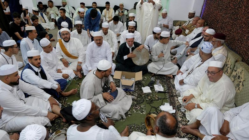 Umat ​​Muslim Sufi Mesir melantunkan zikir dalam prosesi untuk memperingati Maulid Nabi Muhammad di distrik Al-Hussein dan Al-Azhar di Kairo, Mesir, 15 September 2024. (REUTERS/Amr Abdallah Dalsh)