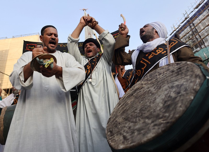 Umat Muslim Sufi Mesir melantunkan zikir dalam prosesi untuk memperingati Maulid Nabi Muhammad di distrik Al-Hussein dan Al-Azhar di Kairo, Mesir, 15 September 2024. (REUTERS/Amr Abdallah Dalsh) Umat Muslim Sufi Mesir melantunkan zikir dalam prosesi untuk memperingati Maulid Nabi Muhammad di distrik Al-Hussein dan Al-Azhar di Kairo, Mesir, 15 September 2024. (REUTERS/Amr Abdallah Dalsh)