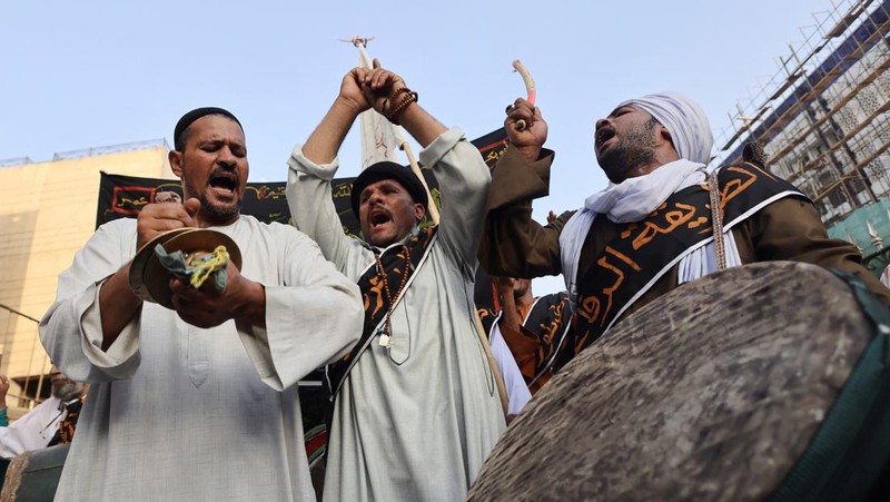 Umat ​​Muslim Sufi Mesir melantunkan zikir dalam prosesi untuk memperingati Maulid Nabi Muhammad di distrik Al-Hussein dan Al-Azhar di Kairo, Mesir, 15 September 2024. (REUTERS/Amr Abdallah Dalsh)