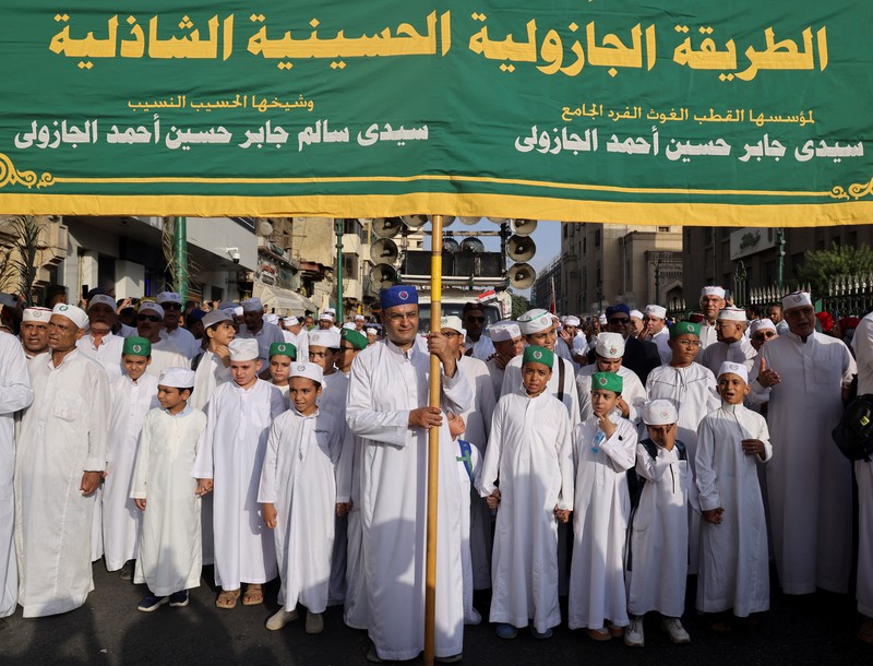 Umat ​​Muslim Sufi Mesir melantunkan zikir dalam prosesi untuk memperingati Maulid Nabi Muhammad di distrik Al-Hussein dan Al-Azhar di Kairo, Mesir, 15 September 2024. (REUTERS/Amr Abdallah Dalsh)