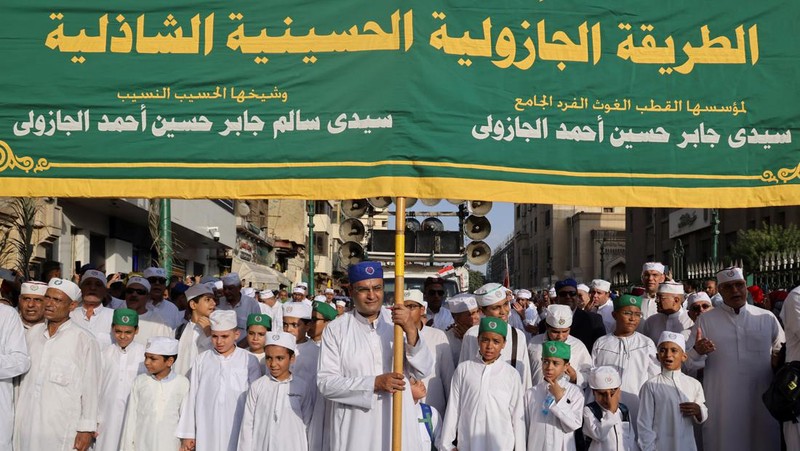 Umat ​​Muslim Sufi Mesir melantunkan zikir dalam prosesi untuk memperingati Maulid Nabi Muhammad di distrik Al-Hussein dan Al-Azhar di Kairo, Mesir, 15 September 2024. (REUTERS/Amr Abdallah Dalsh)