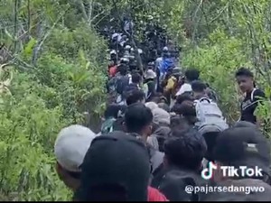 Panjangnya Antrean Pendaki Naik Gunung Kelud Bak Antre Sembako