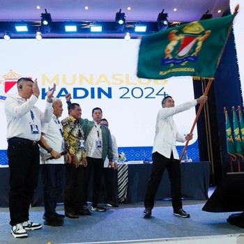 Anindya Bakrie Pamer Foto Jadi Ketum Kadin, Kibarkan Bendera Sakral