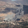 Asap mengepul selama pemboman Israel di desa Kfarshuba di Lebanon selatan dekat perbatasan dengan Israel pada 16 September 2024 di tengah ketegangan lintas perbatasan yang sedang berlangsung saat pertempuran berlanjut antara Israel dan Hamas di Jalur