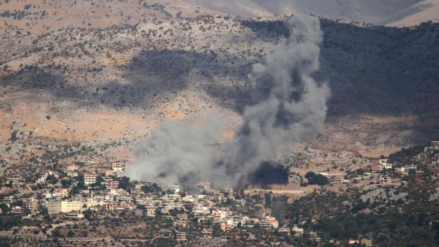 Asap mengepul selama pemboman Israel di desa Kfarshuba di Lebanon selatan dekat perbatasan dengan Israel pada 16 September 2024 di tengah ketegangan lintas perbatasan yang sedang berlangsung saat pertempuran berlanjut antara Israel dan Hamas di Jalur Gaza. (Photo by Rabih DAHER / AFP)