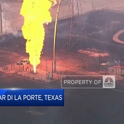 Video: Pipa Gas Alam di Texas Terbakar, Aliran Listrik Putus