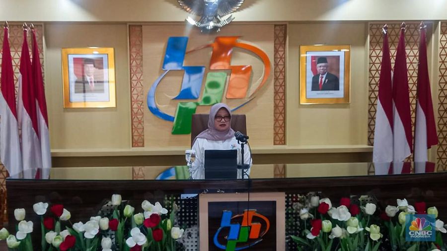 Deputi Bidang Distribusi dan Jasa BPS, Pudji Ismartini, saat memberikan rilis mengenai Perkembangan Ekspor dan Impor Indonesia Agustus 2024. (վ/Arrijal Rachman)