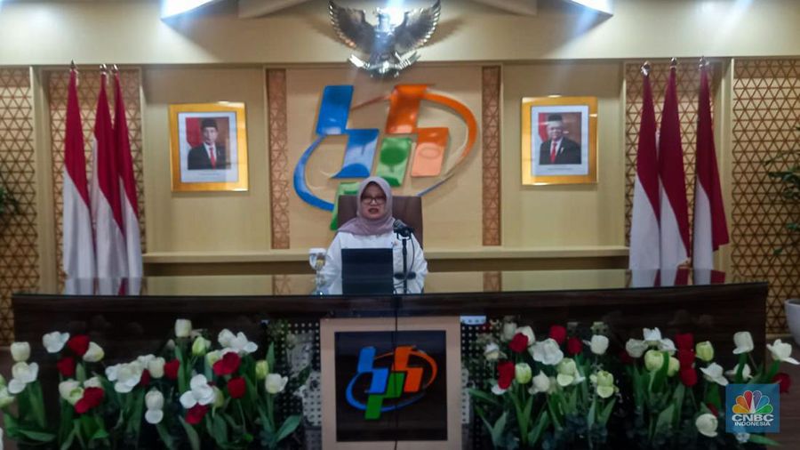 Deputi Bidang Distribusi dan Jasa BPS, Pudji Ismartini, saat memberikan rilis mengenai Perkembangan Ekspor dan Impor Indonesia Agustus 2024. (CNBC Indonesia/Arrijal Rachman)