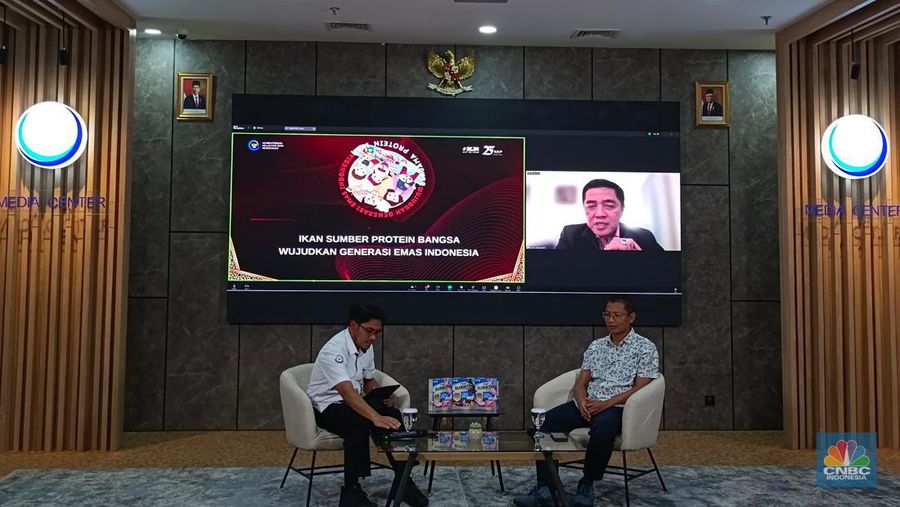 Dirjen PDSPKP KKP Budi Sulistyo dan Founder Berikan Protein Yogie Arry dalam Konferensi Pers 'Apa Itu Susu Ikan?' di Kantor KKP, Jakarta, Selasa (17/9/2024). (CNBC Indonesia/Martyasari Rizky)