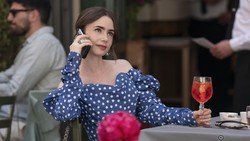 Lily Collins Coba 81 Busana untuk Syuting Emily In Paris 4