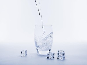 Benarkah Minum Air Es Saat Haid Bikin Darah Membeku? Simak Faktanya!