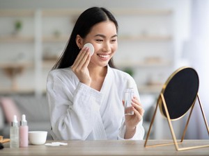 7 Cara Membersihkan Makeup Tanpa Remover, Mudah Dicoba