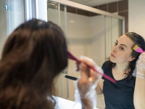 Terlalu Sering Gonta-Ganti Warna Rambut, Wanita Alami Gagal Ginjal