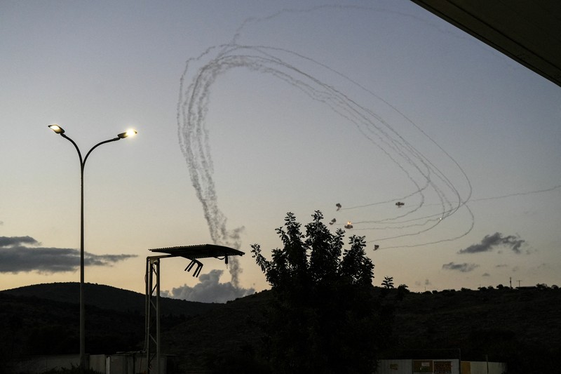 Intersepsi roket yang diluncurkan dari Lebanon ke Israel melewati perbatasan, di tengah permusuhan lintas perbatasan yang sedang berlangsung antara Hizbullah dan pasukan Israel, terlihat di dekat perbatasan Israel dengan Lebanon, di sisi Israel pada 16 September 2024. Intersepsi roket yang diluncurkan dari Lebanon ke Israel melewati perbatasan, di tengah permusuhan lintas perbatasan yang sedang berlangsung antara Hizbullah dan pasukan Israel, terlihat di dekat perbatasan Israel dengan Lebanon, di sisi Israel pada 16 September 2024. (REUTERS/Ayal Margolin)